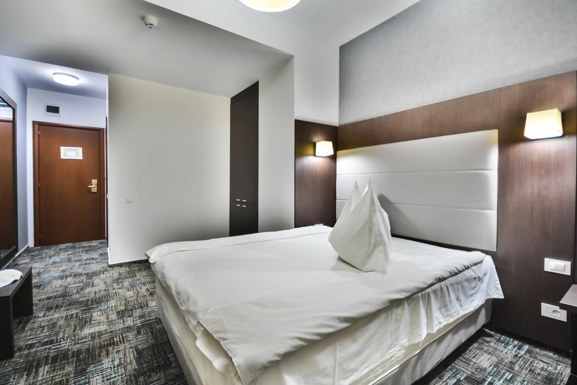 Hotel Europeca Крайова Экстерьер фото