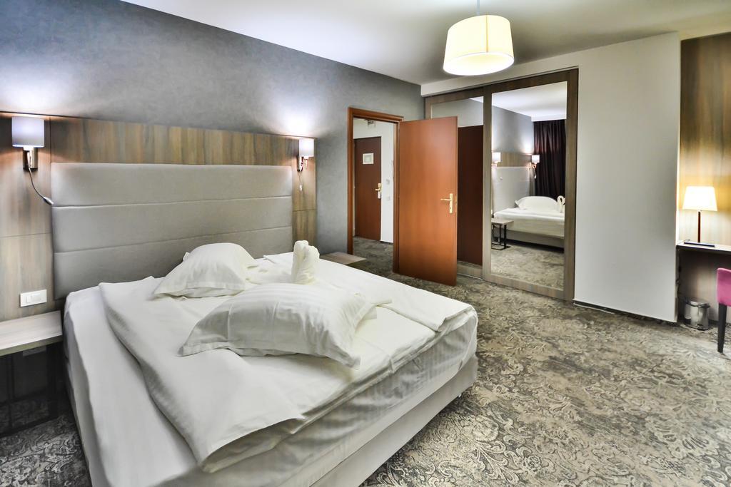 Hotel Europeca Крайова Экстерьер фото