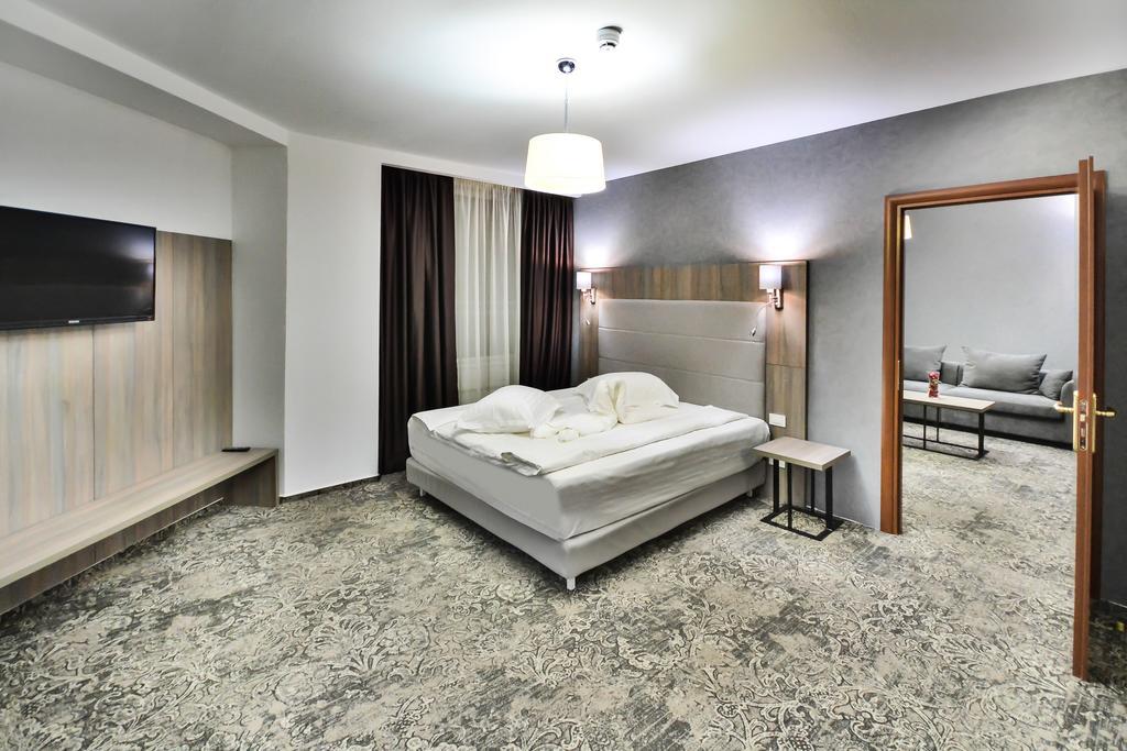 Hotel Europeca Крайова Экстерьер фото