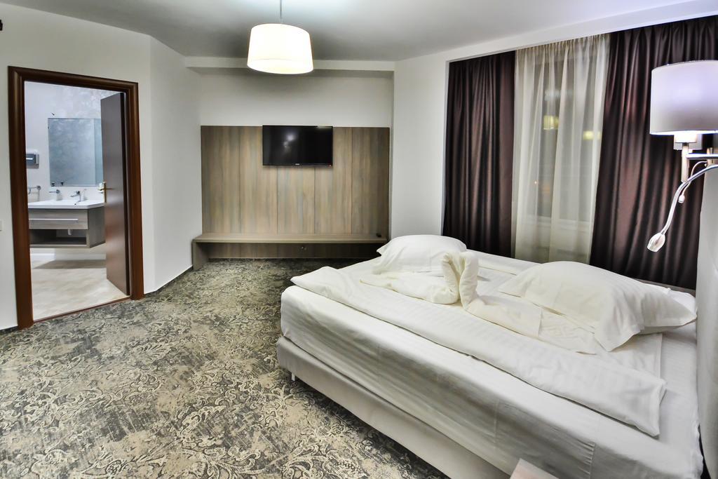 Hotel Europeca Крайова Экстерьер фото