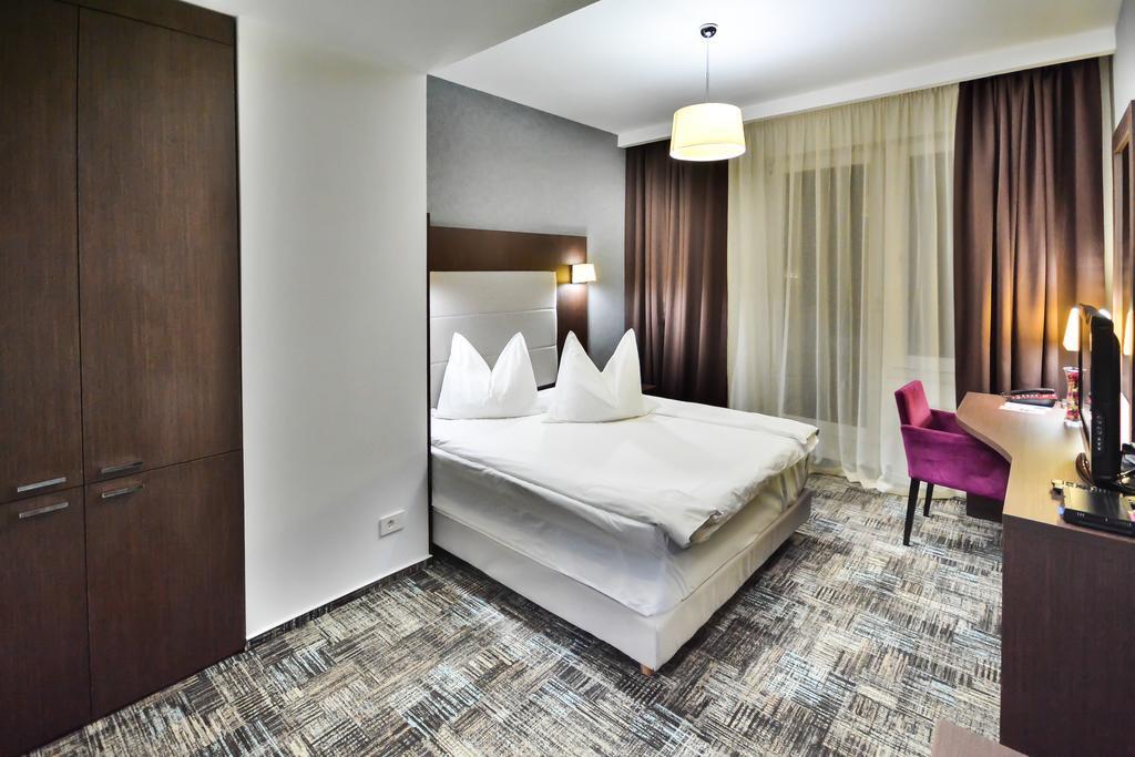 Hotel Europeca Крайова Экстерьер фото