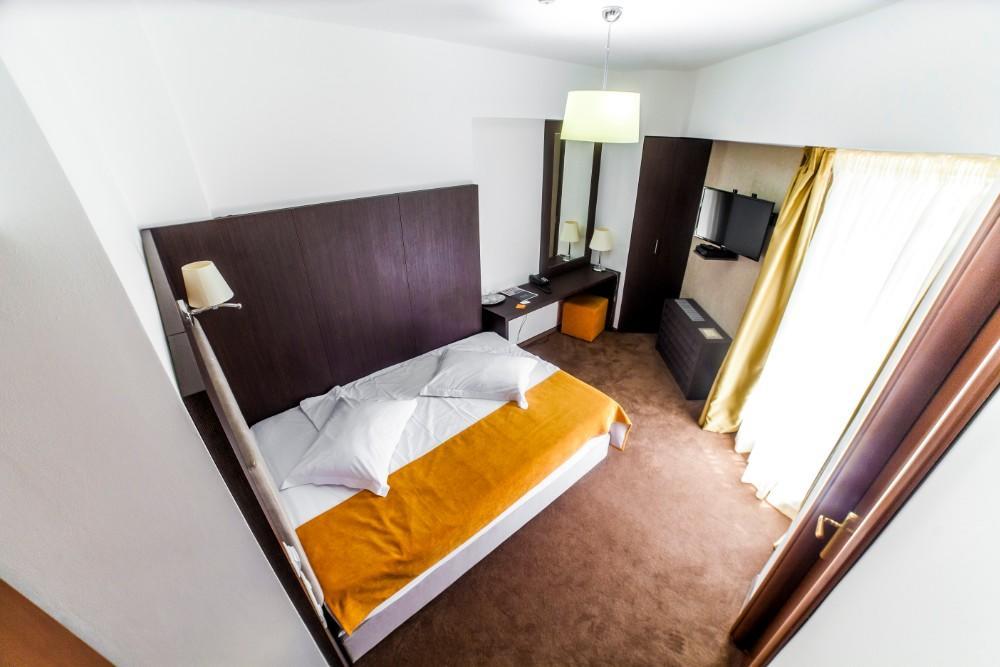 Hotel Europeca Крайова Экстерьер фото