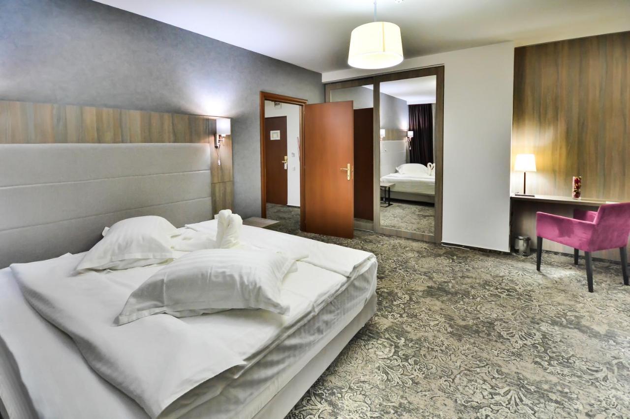 Hotel Europeca Крайова Экстерьер фото