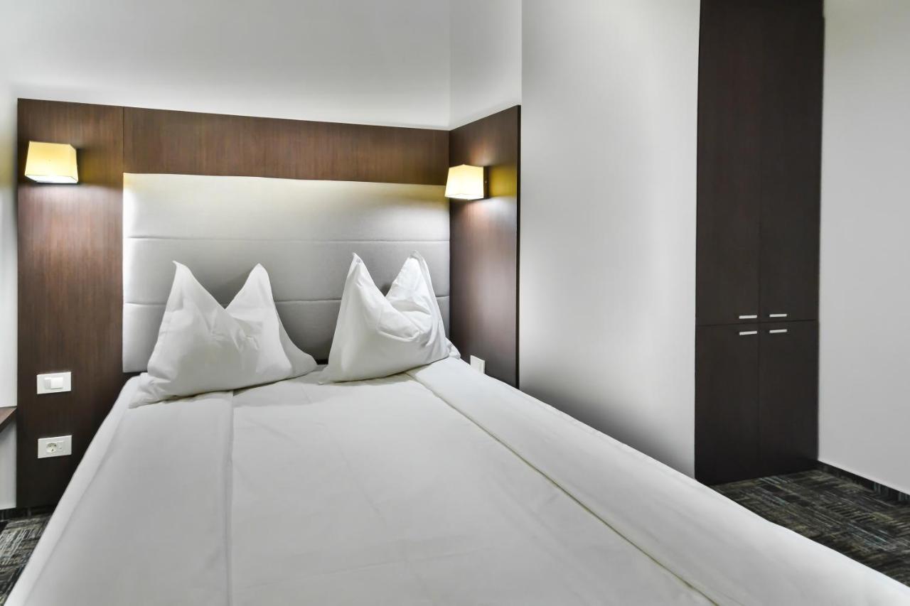 Hotel Europeca Крайова Экстерьер фото