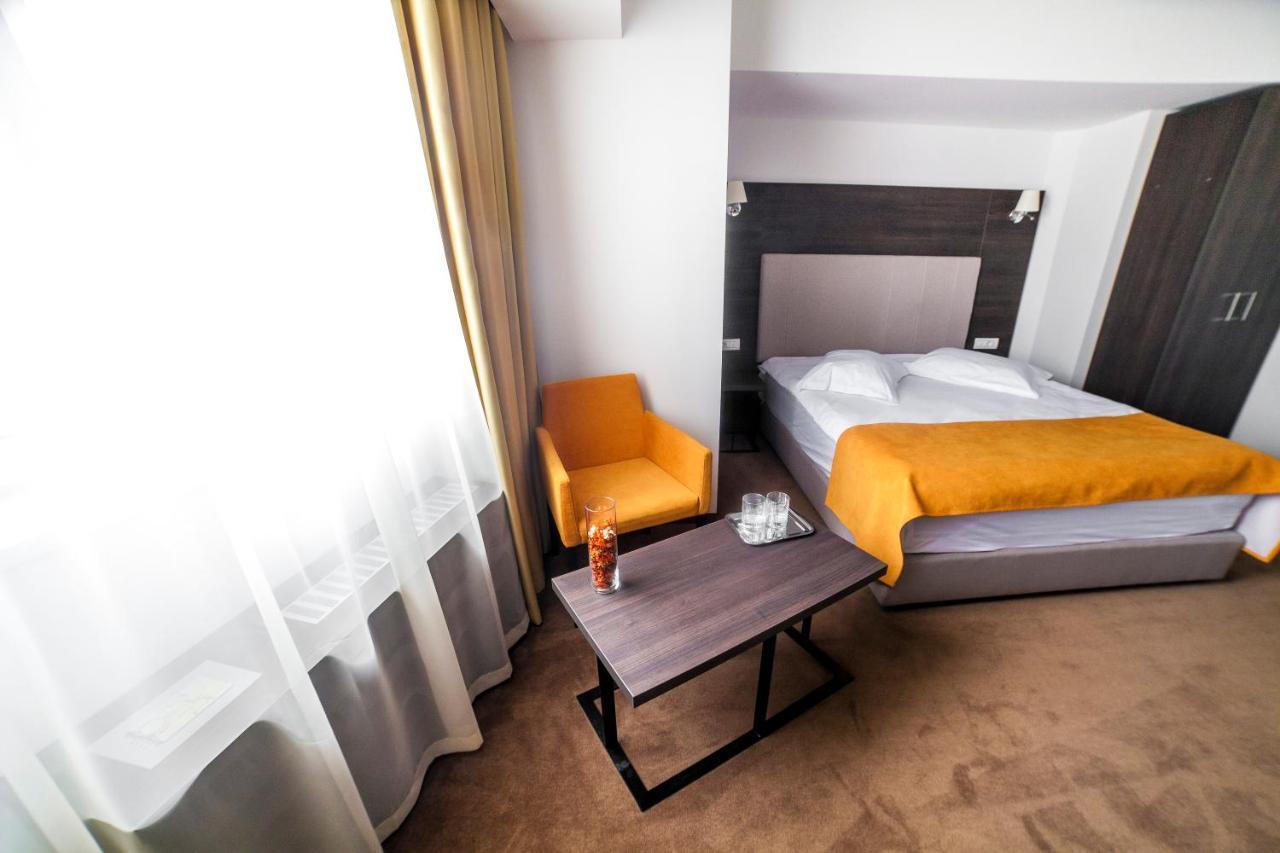 Hotel Europeca Крайова Экстерьер фото
